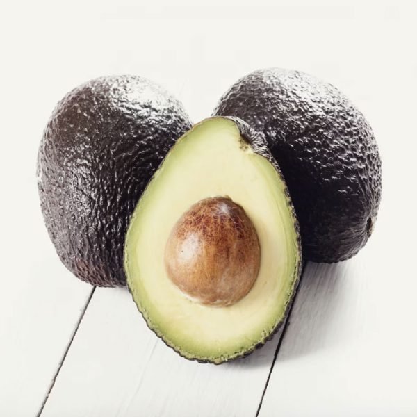 Aguacates partidos a la mitad mostrando pulpa de alta calidad